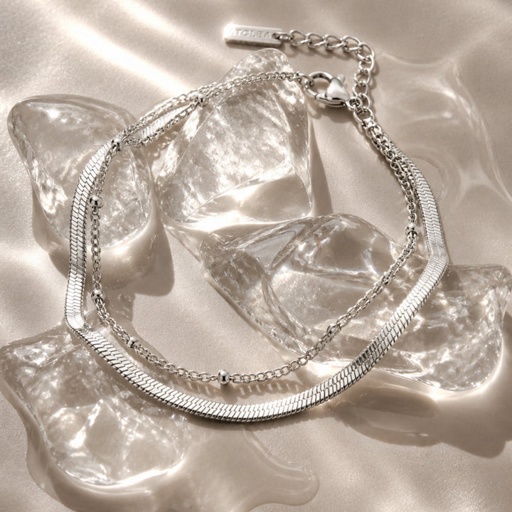Wasserfestes Damen Gold Layering Armband: Herringbone Kette & Perlenkette. Eleganter, verstellbarer Alltagsschmuck.