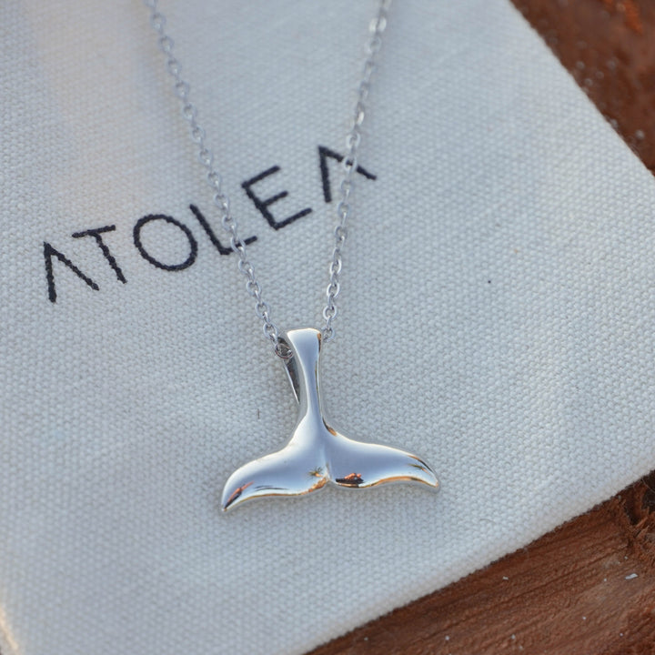 Filigrane Walflossen-Halskette aus Sterlingsilber, detaillierter Ozean-Schmuck, Nahaufnahme des Anhängers.