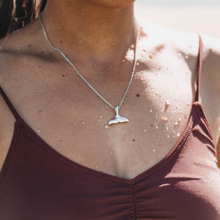 Detailreiche Walflossen-Halskette für Damen, zeitloser Meer-Schmuck mit poliertem Finish.