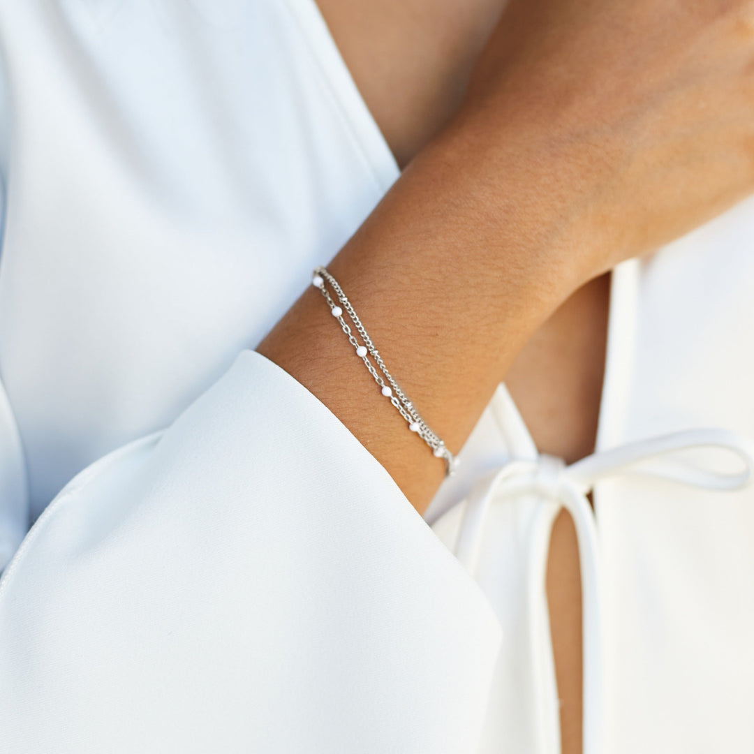 Detailaufnahme: Hochwertiges Damen Layering Armband Gold/Silber mit Emaille & feiner Edelstahl-Verarbeitung.