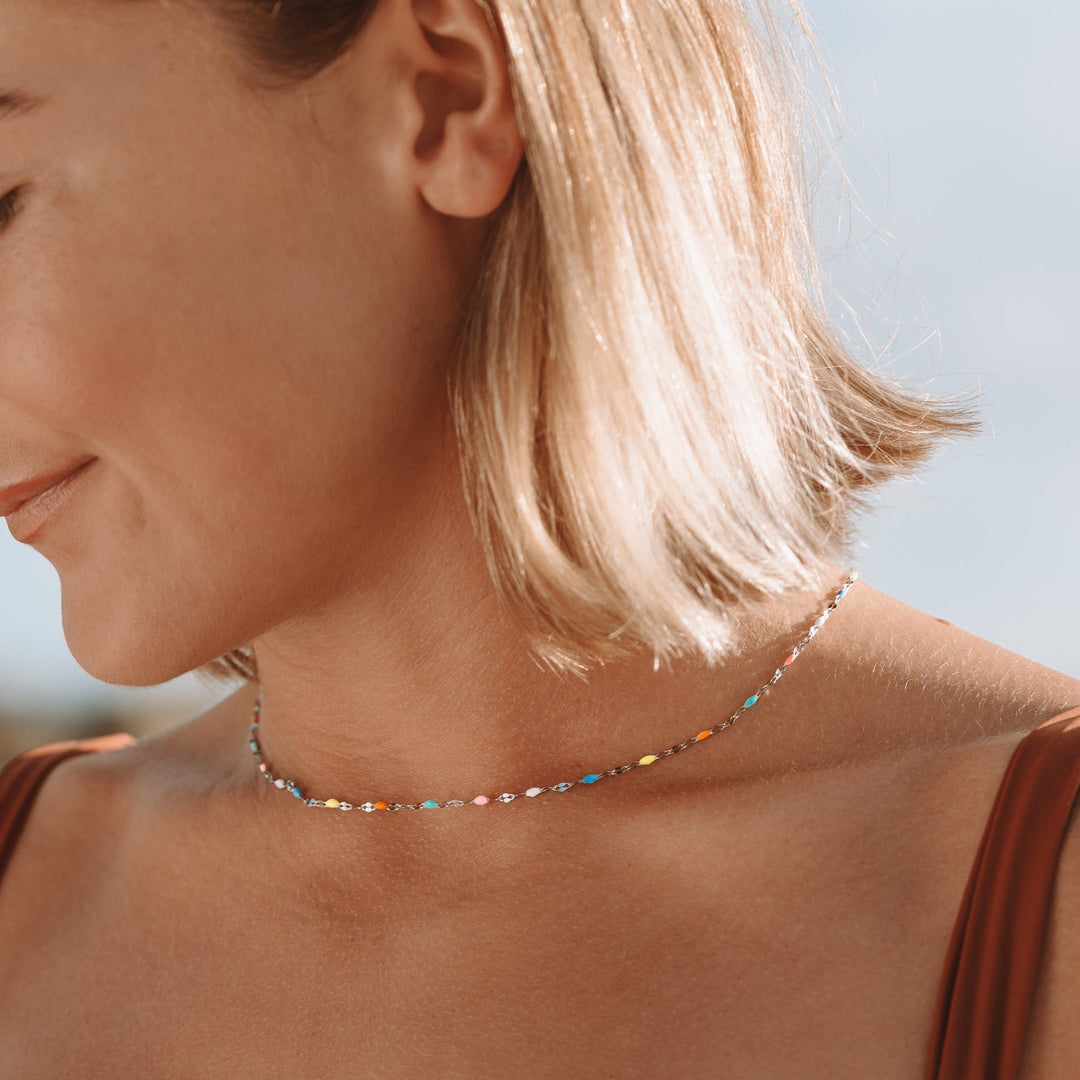 Damen Schmuck: Bunter Regenbogen Choker Halskette aus wasserfestem Edelstahl, vielseitig.