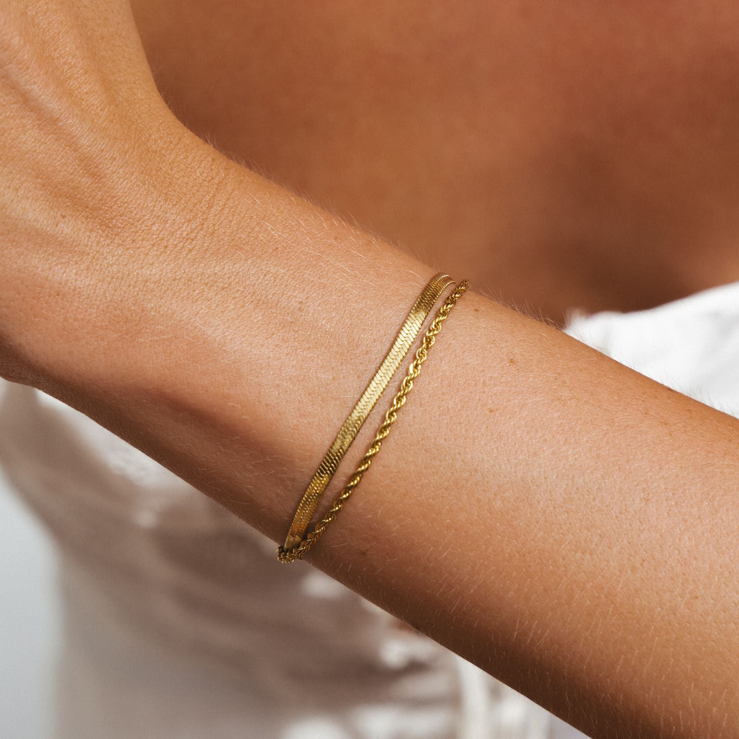 Goldenes Layering Armband für Damen, doppellagig mit Fischgrät- & Seilkette, wasserfest.