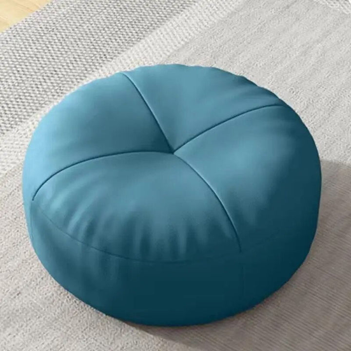 Modernes, beiges Sitzkissen, dick gepolstert für Komfort. Ideal als Bodenkissen im Wohnbereich.