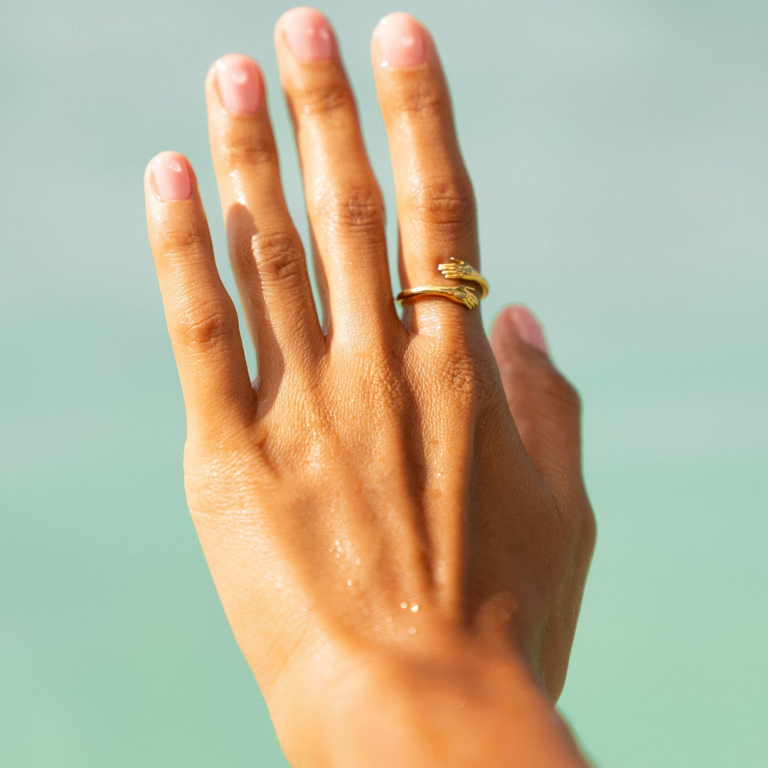 Moderner Gold-Damenring mit offenem Wickel-Design, verstellbar und wasserfest, perfekt für minimalistischen Look.