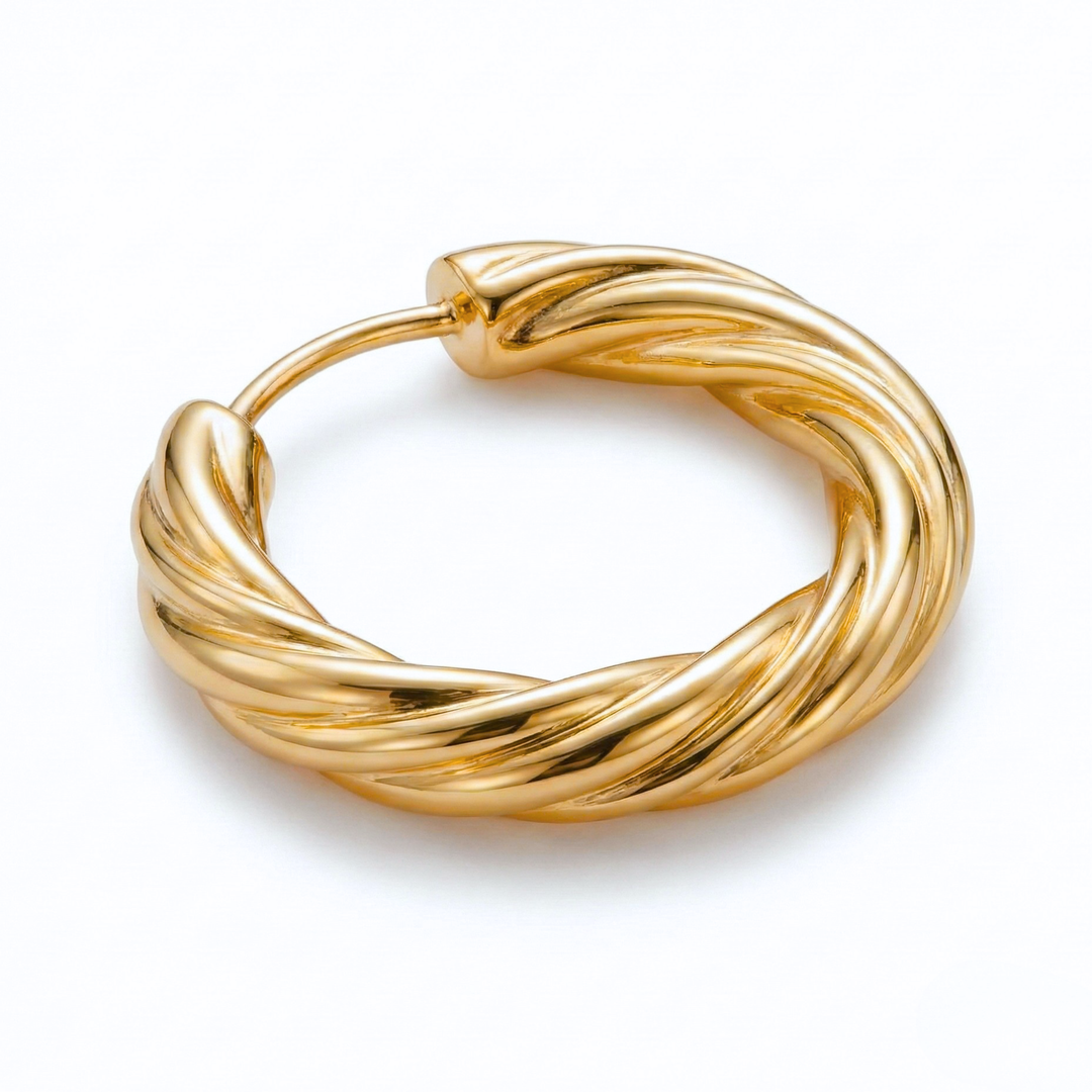 Moderne gedrehte Gold Creolen für Damen, wasserdicht & hypoallergen. Vielseitiger Ohrschmuck aus Edelstahl.