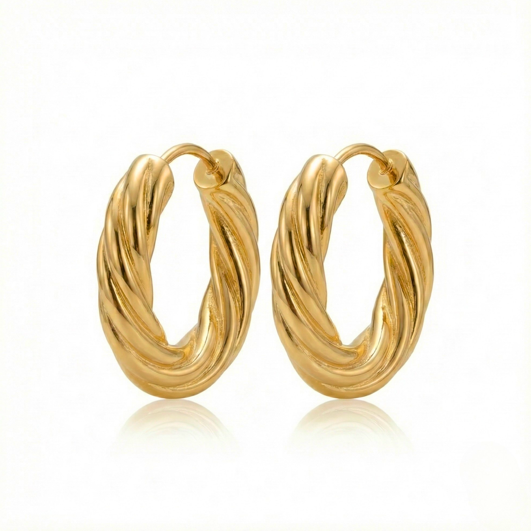 Glänzende Damen Creolen Gold mit gedrehtem Muster, wasserdicht und hypoallergen. Ideale Ohrringe für Alltag.