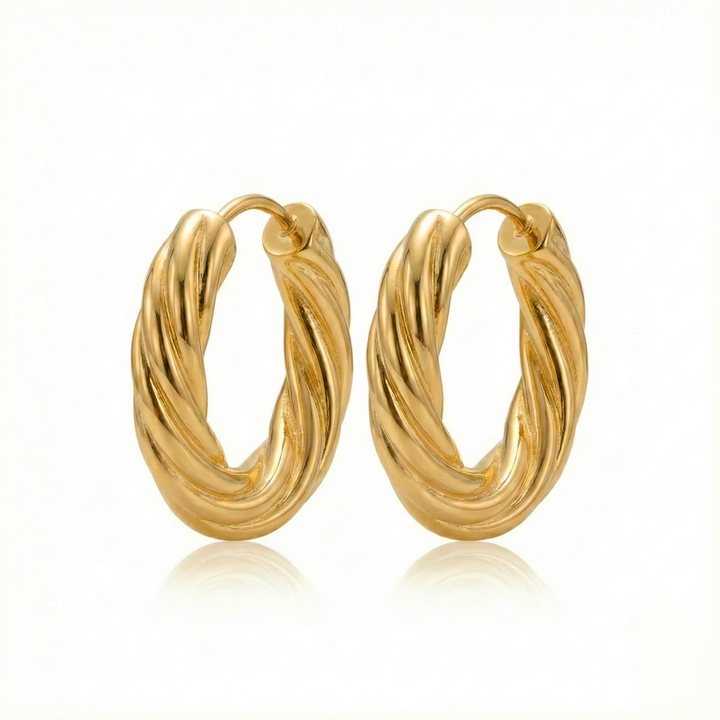 Glänzende Damen Creolen Gold mit gedrehtem Muster, wasserdicht und hypoallergen. Ideale Ohrringe für Alltag.