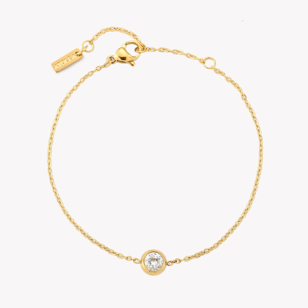 Golden glänzendes Edelstahl Armband für Damen, minimalistisch mit einem Zirkon. Wasserfest und hypoallergener Schmuck.