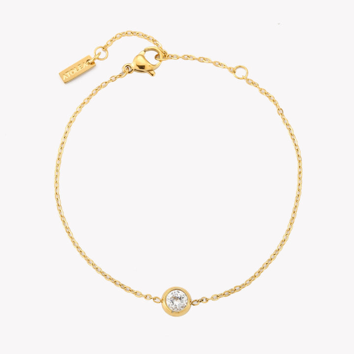 Golden glänzendes Edelstahl Armband für Damen, minimalistisch mit einem Zirkon. Wasserfest und hypoallergener Schmuck.