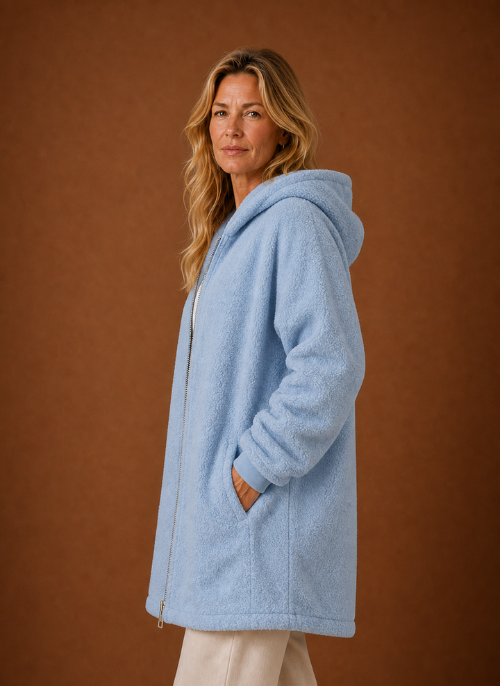 Trendige Damenjacke mit Kapuze, lang & kuschelig, dein warmer Begleiter.