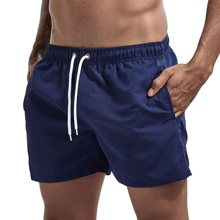 Moderne Herren Strandshorts, Regular Fit, leicht und atmungsaktiv für heiße Tage am Wasser.