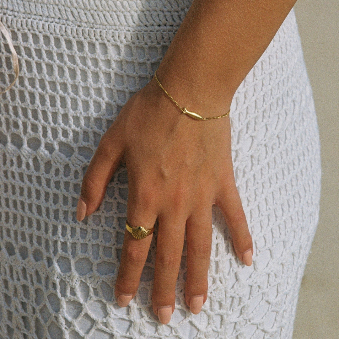 Wasserfestes Gold Damen Armband aus hypoallergenem Edelstahl mit süßem Fischanhänger, ideal für jeden Tag.