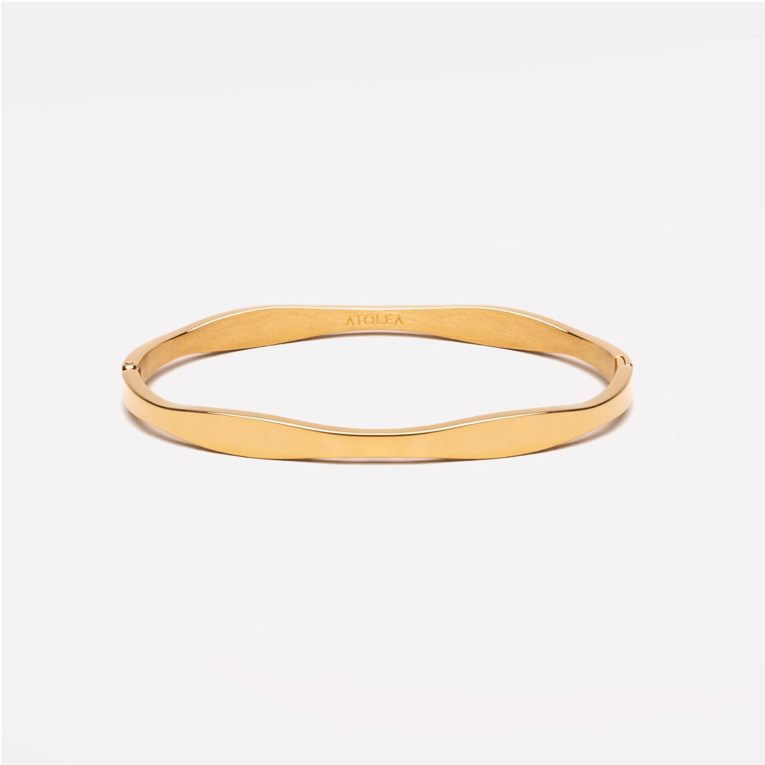Filigraner Damen Goldarmreif in Wellenform, gefertigt aus robustem, wasserdichtem Edelstahl. Modernes Design.