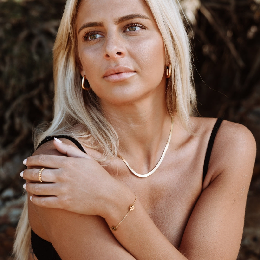 Goldene Herringbone Choker Halskette, luxuriöser Look, wasserdicht & hautverträglich.