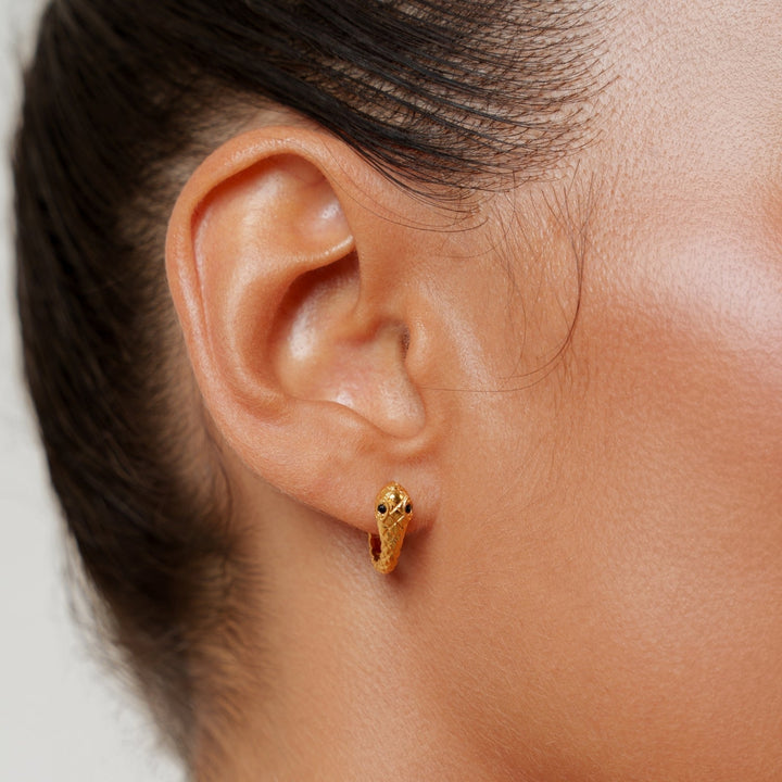 Goldene Huggie Creolen für Damen mit Zirkonsteinen, wasserfest & hypoallergen, Edelstahl-Schmuck für den Alltag.