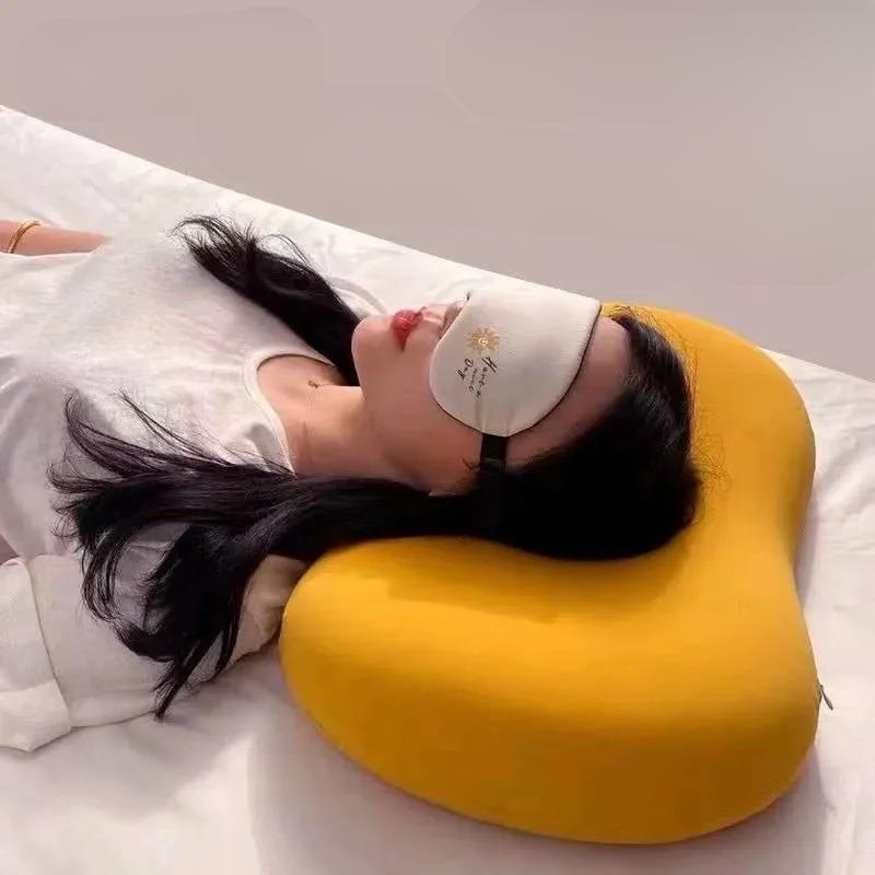 Ergonomisches Nackenkissen aus Memory-Schaum für optimalen Schlaf und Stütze der Halswirbelsäule.