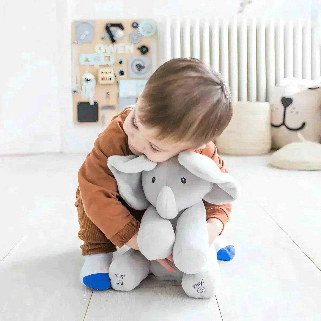 Niedlicher grauer Plüschelefant Ellie, interaktiv, singt Lieder & wackelt mit Ohren. Babyspielzeug.