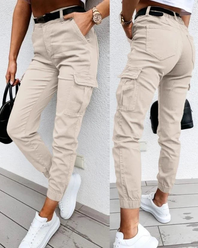 Trendige Slim Fit Cargo-Hose für Damen mit hohem Bund, perfekt für einen lässigen Streetwear-Look.