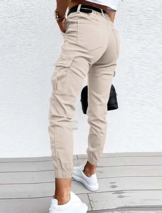 Moderne Damenhose Slim Fit Cargo mit hohem Bund, ideal für entspannte Alltags- und Freizeitaktivitäten.