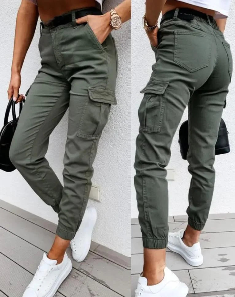 Figurbetonte Damen Cargo-Hose Slim Fit mit hoher Taille und praktischen Taschen, ein Must-have.