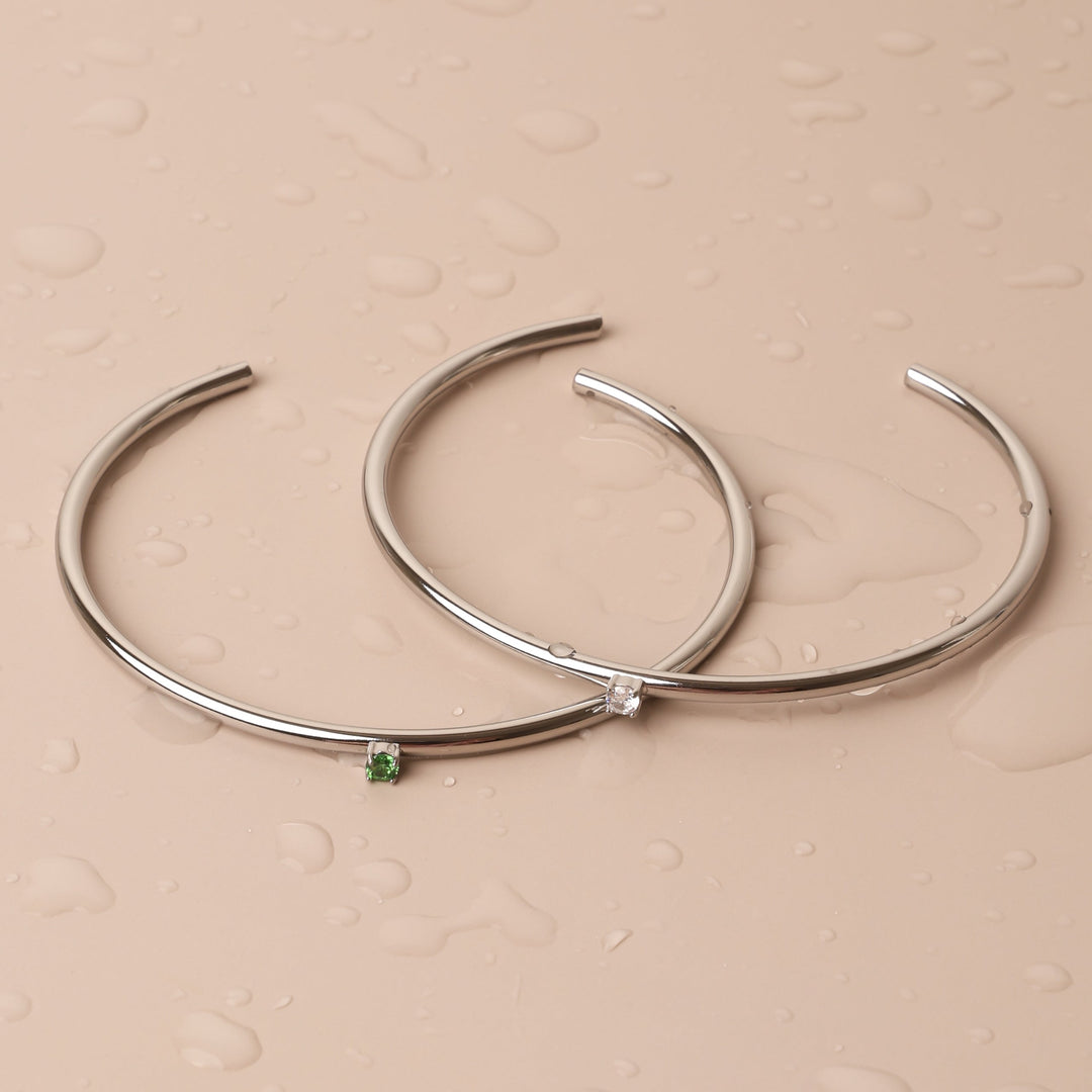 Nahaufnahme: Verstellbarer Damen-Armreif aus Edelstahl mit feinem Zirkon-Besatz, wasserfest & elegant.