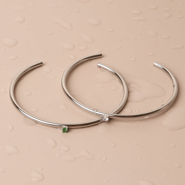 Nahaufnahme: Verstellbarer Damen-Armreif aus Edelstahl mit feinem Zirkon-Besatz, wasserfest & elegant.