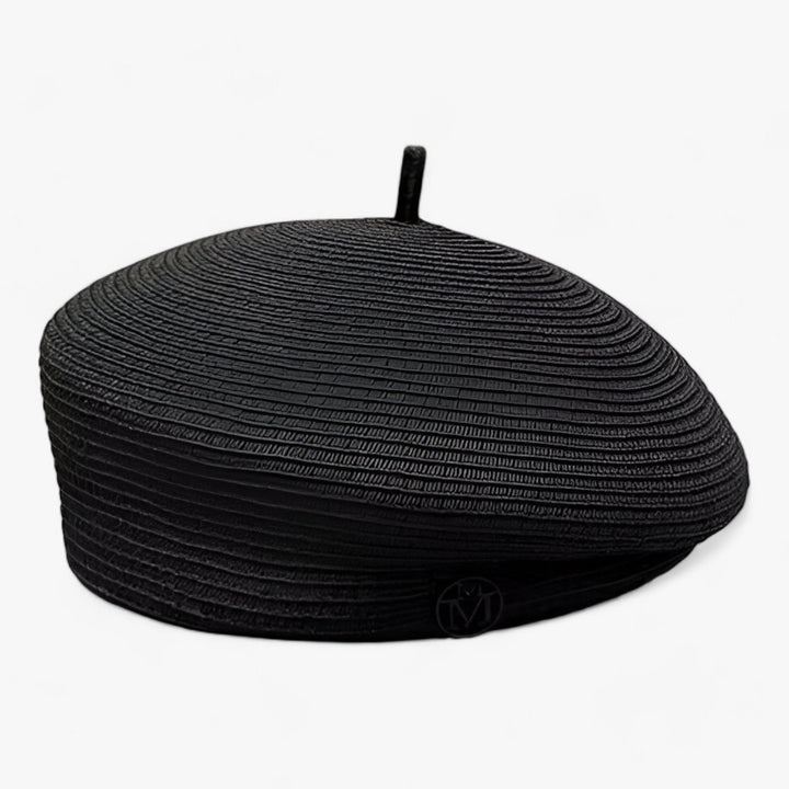 Stilvoller Damen Sommer-Fedora-Hut aus Stroh. Ein leichtes Accessoire für den perfekten Look am Strand oder auf Reisen.