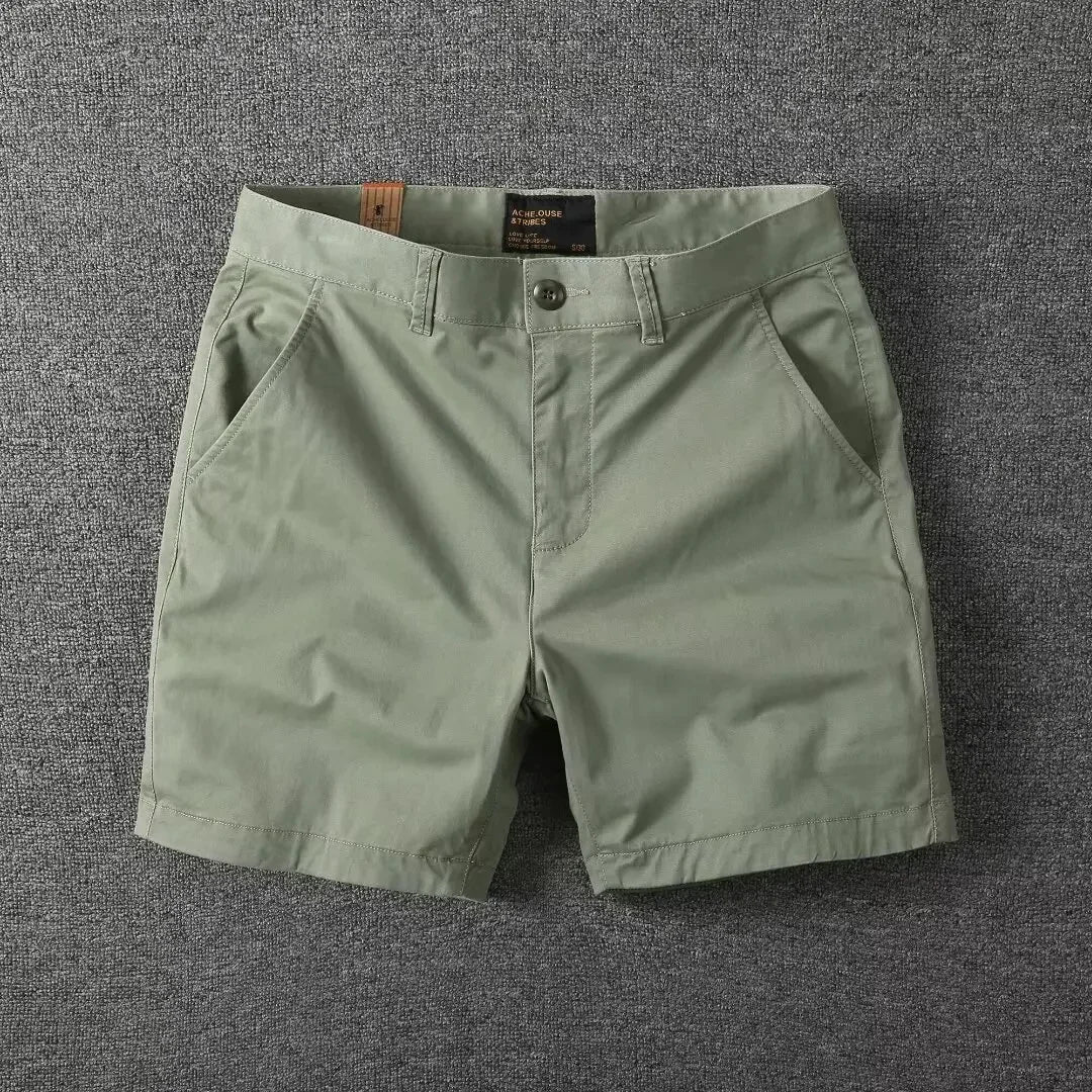 Moderne Chino-Shorts Matteo für Männer, zeitlos elegant und angenehm zu tragen bei Hitze und Komfort-Passform.
