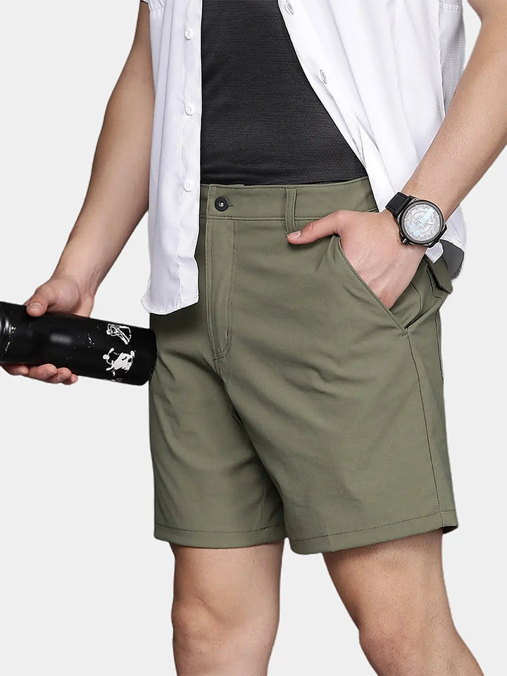 Nahaufnahme der modernen Herren Chino-Shorts: hochwertige Stofftextur und stilvolle Details für einen lässigen Look.
