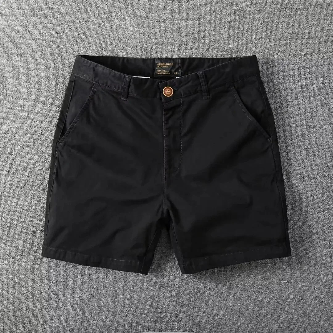 Rückansicht der bequemen Chino-Shorts für Herren, mit praktischen Taschen und lässigem Schnitt.