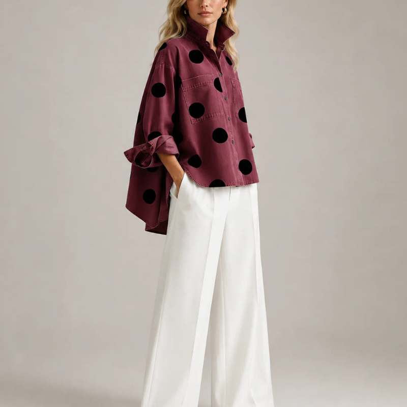 Lässiges Jeanshemd für Damen in Khaki mit Polka Dots. Eleganter Oversize-Schnitt für modische Freizeit-Outfits.