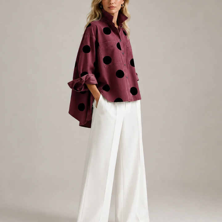 Lässiges Jeanshemd für Damen in Khaki mit Polka Dots. Eleganter Oversize-Schnitt für modische Freizeit-Outfits.
