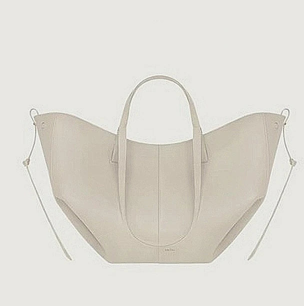 Elegante Damentasche, am Model getragen. Betont Stil und Komfort. Modisches Accessoire für Damen.