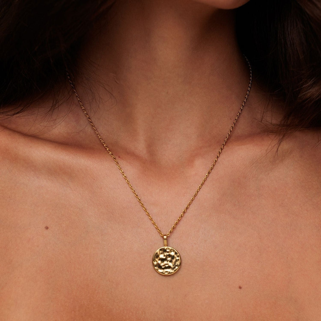 Elegante goldene Damen Halskette mit einzigartigem Hammerschlag Anhänger. Hochwertiger, wasserdichter Edelstahlschmuck.