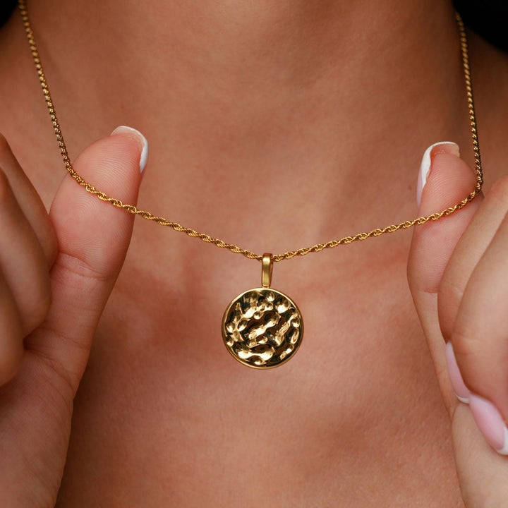 Goldene Edelstahl Halskette für Damen, mit auffälligem Hammerschlag Anhänger. Wasserdichter, minimalistischer Damenschmuck.
