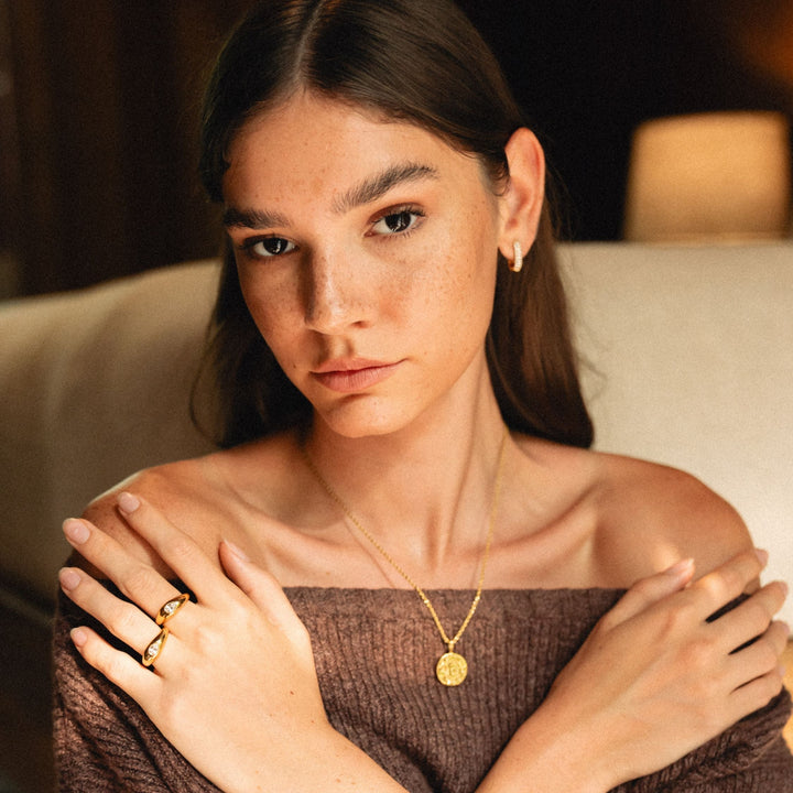 Damen Schmuck Halskette: Gold Hammerschlag Anhänger aus Edelstahl. Wasserdicht, hypoallergen, elegant & minimalistisch.