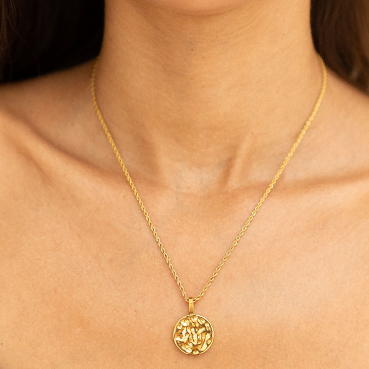 Elegante, wasserdichte Damen Halskette, goldfarben, mit einzigartigem Hammerschlag Anhänger. Hypoallergener Edelstahlschmuck.