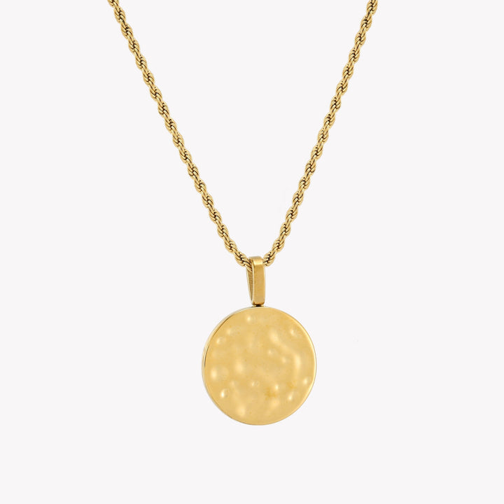 Minimalistische Damen Gold Halskette mit rundem Hammerschlag Anhänger. Wasserdicht, hypoallergen, perfekter Damenschmuck.