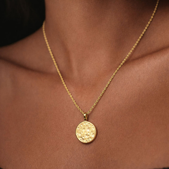 Edle Damen Halskette, goldfarben, mit strukturiertem Hammerschlag Anhänger. Hypoallergener, wasserdichter Schmuck.
