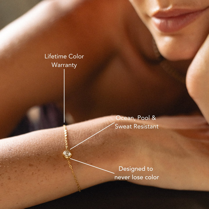 Minimalistisches Gold Armband für Damen, gefertigt aus wasserfestem Edelstahl mit edlem Zirkon. Hypoallergener Schmuck.