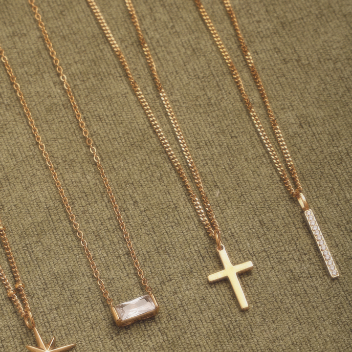 Hypoallergene Gold Bar Halskette mit Zirkonia-Stein für Damen, wasserfest & alltagstauglich.