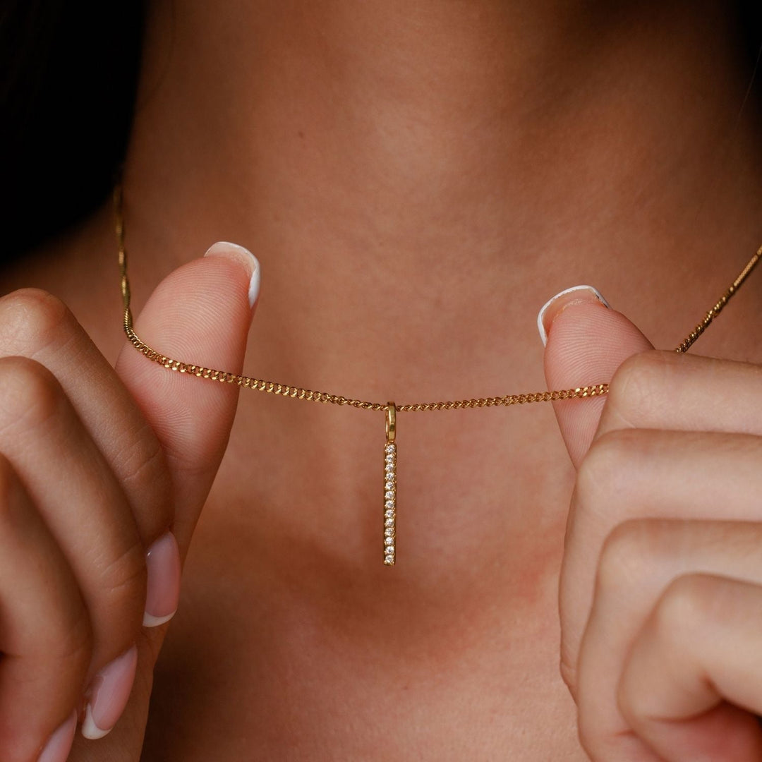 Elegante Gold Bar Anhänger Halskette für Damen mit Zirkonia, hypoallergen und perfekt für den Alltag.