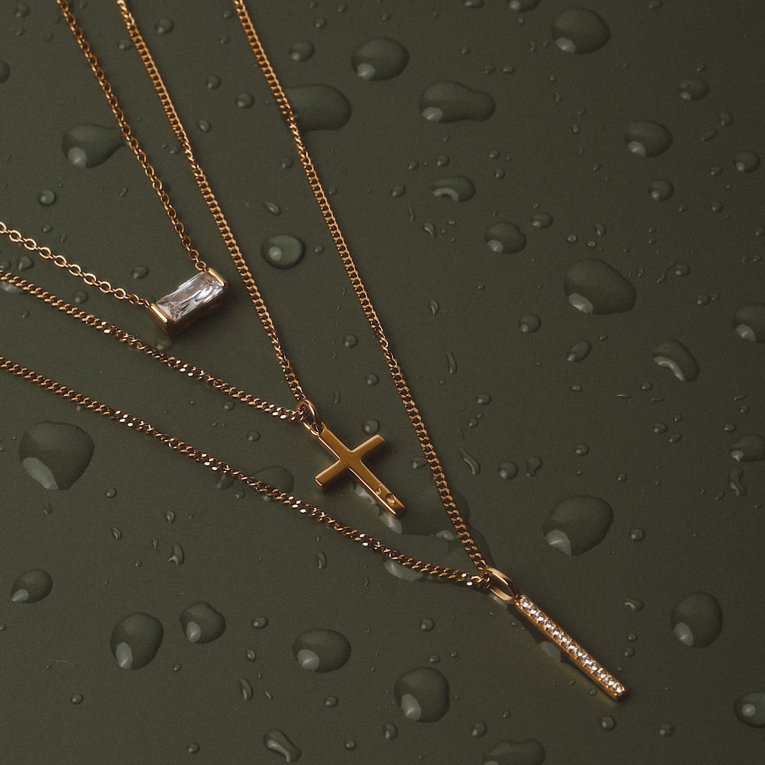 Glänzende Gold Bar Halskette mit Zirkonia für Damen, wasserdicht und hautfreundlich.