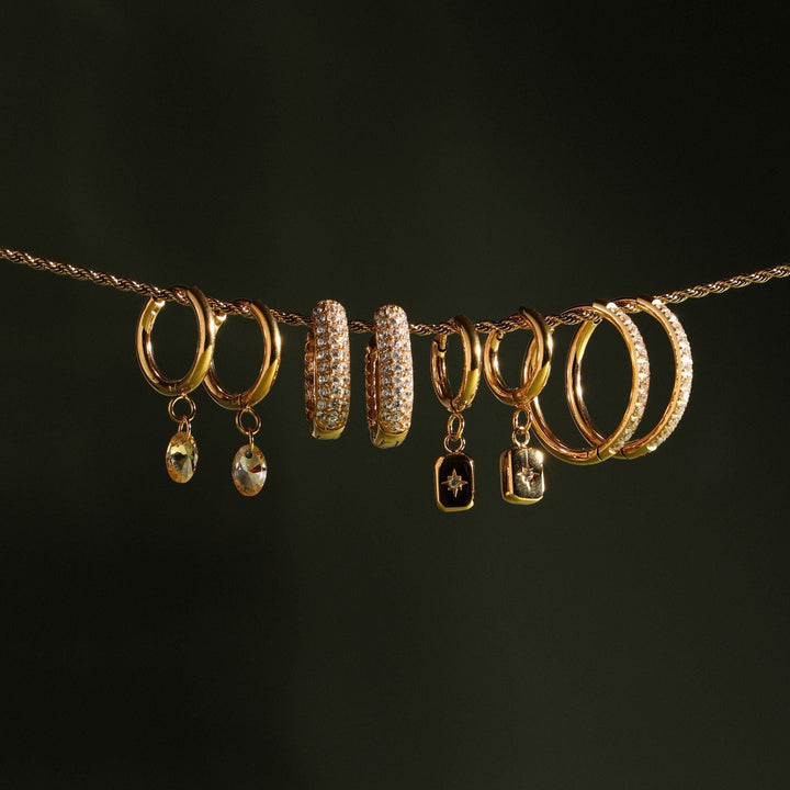 Luxuriöse goldene Huggie Creolen für Damen, verziert mit Zirkonia-Pavé für maximalen Glanz.
