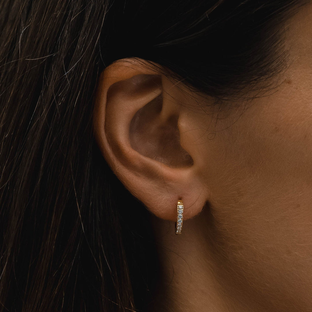 Schicke Mini Creolen aus Edelstahl mit Zirkonia für Damen, wasserfest & langlebig. Moderner Damenschmuck.