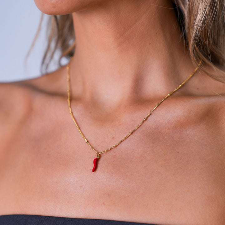 Trendige Gold-Chili-Halskette für Damen. Wasserfest, verstellbar und aus hochwertigem Edelstahl.