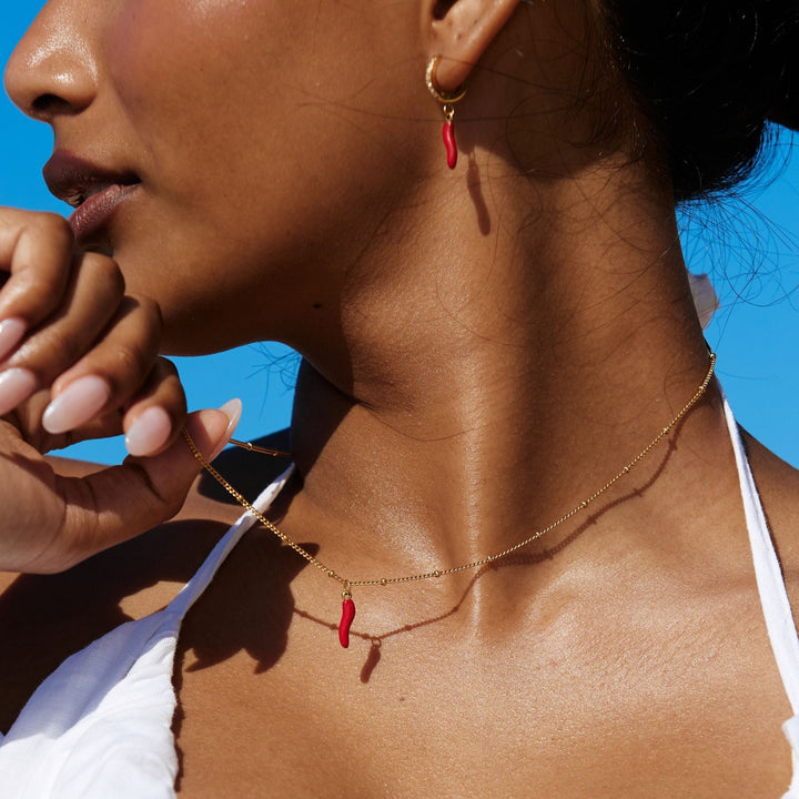 Detailbild: Goldene Chili-Halskette für Damen mit verstellbarer Kette, aus wasserfestem Edelstahl.