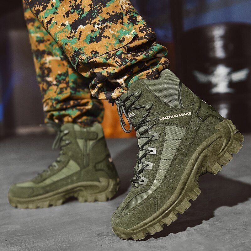 Beige wasserdichte Trekkingstiefel für Herren, mit rutschfester Sohle für Outdoor-Abenteuer.
