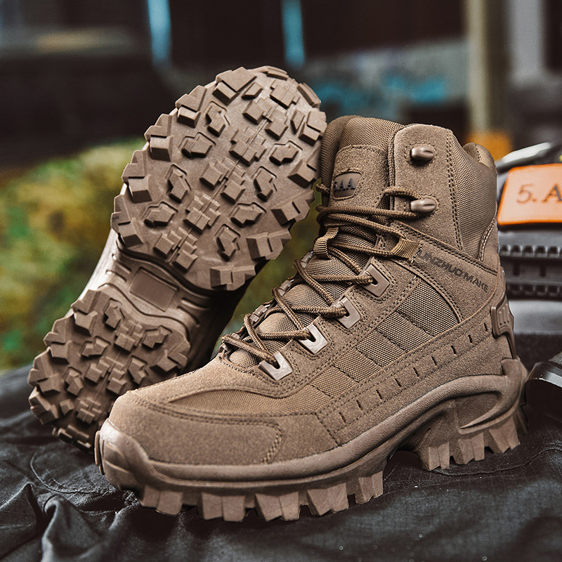 Beige Herren Arbeitsstiefel, wasserdicht & robust, mit rutschfester Profilsohle.