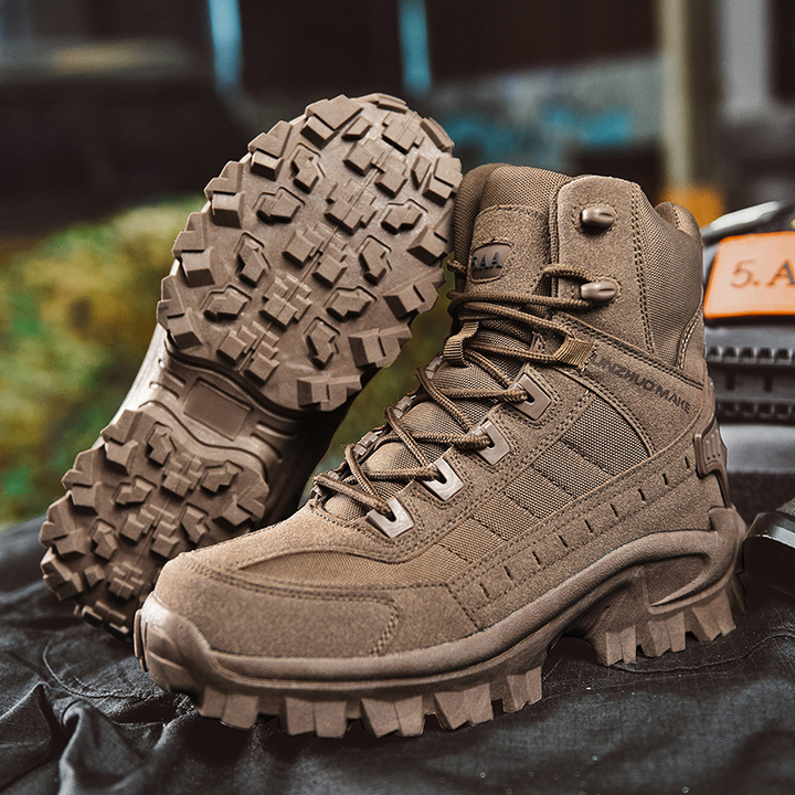 Beige Herren Arbeitsstiefel, wasserdicht & robust, mit rutschfester Profilsohle.
